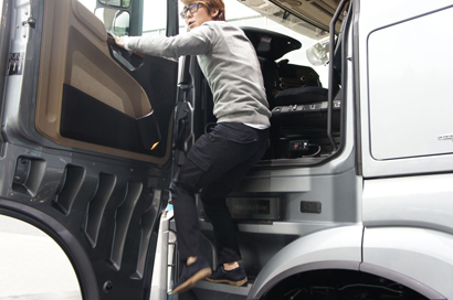 BOND TOURS - イイムラ&デビが行く ドタバタドイツチューナー巡り&2011フランクフルトモーターショー! iaa2011